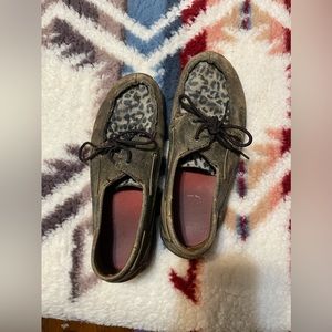 Size Youth 5M. I am a size 8 on women’s and they fit perfect.